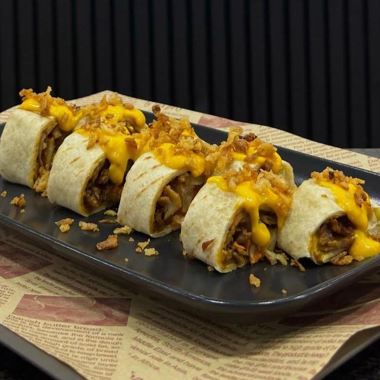 PitaLab Sushi Döner — vers gerold, met kaassaus en krokante topping