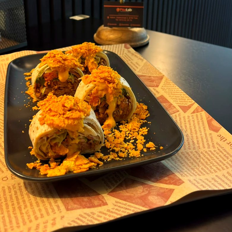 PitaLab Sushi Döner — vers gerold, met kaassaus en krokante topping