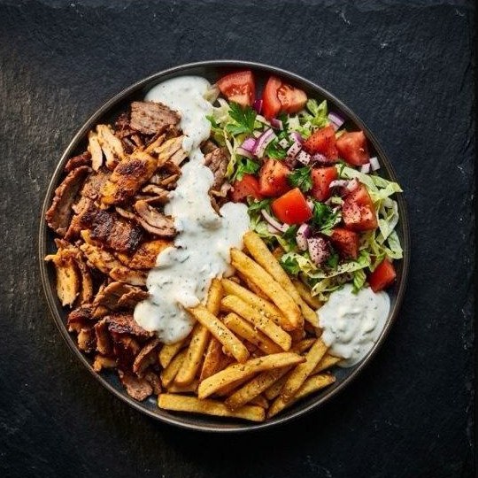 Schotel met döner, friet en salade