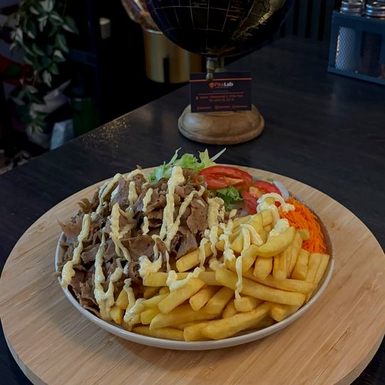 Verse PitaLab schotel met döner en friet